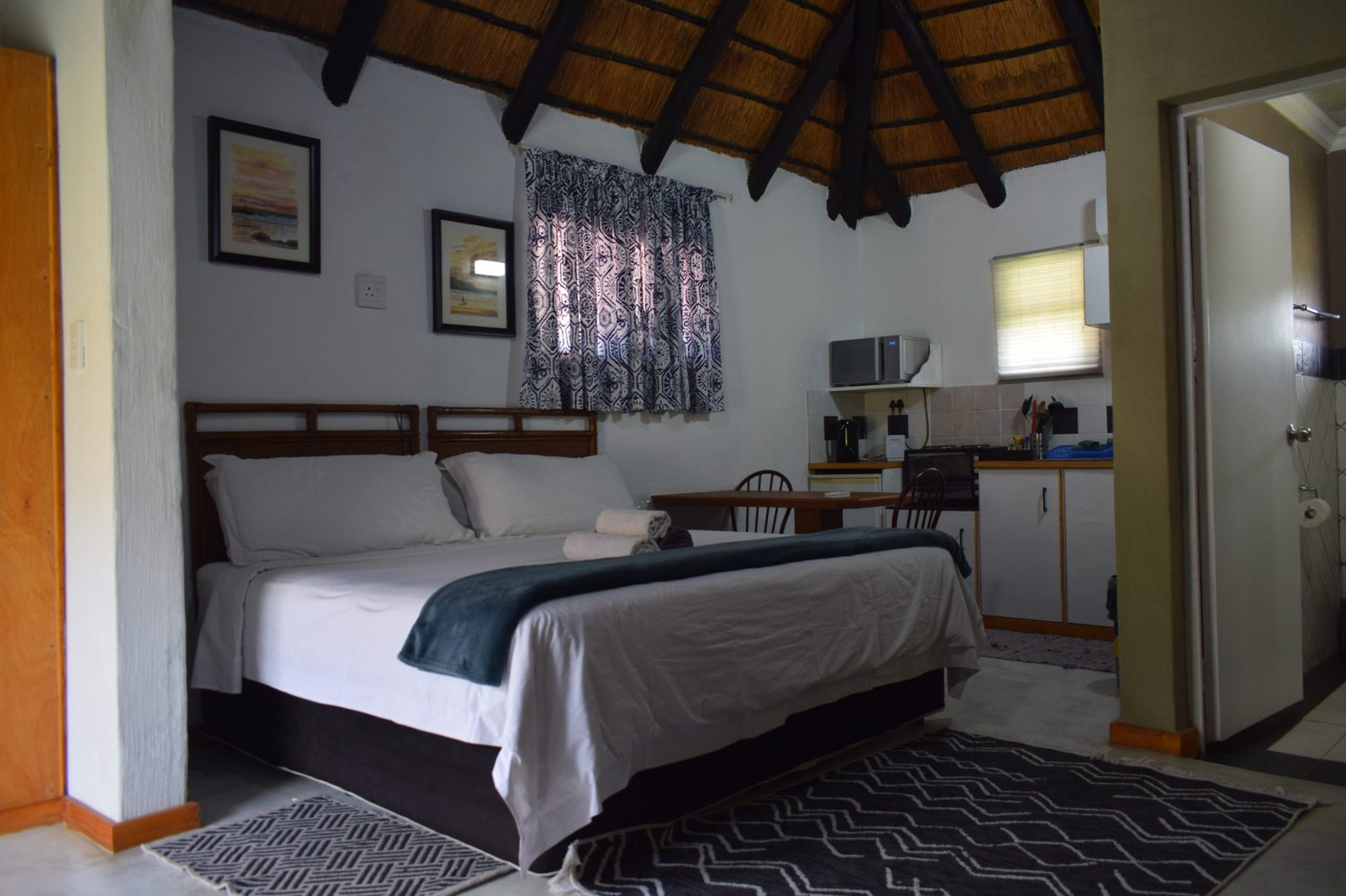 Bachelor room 1 with bed and kitchenette