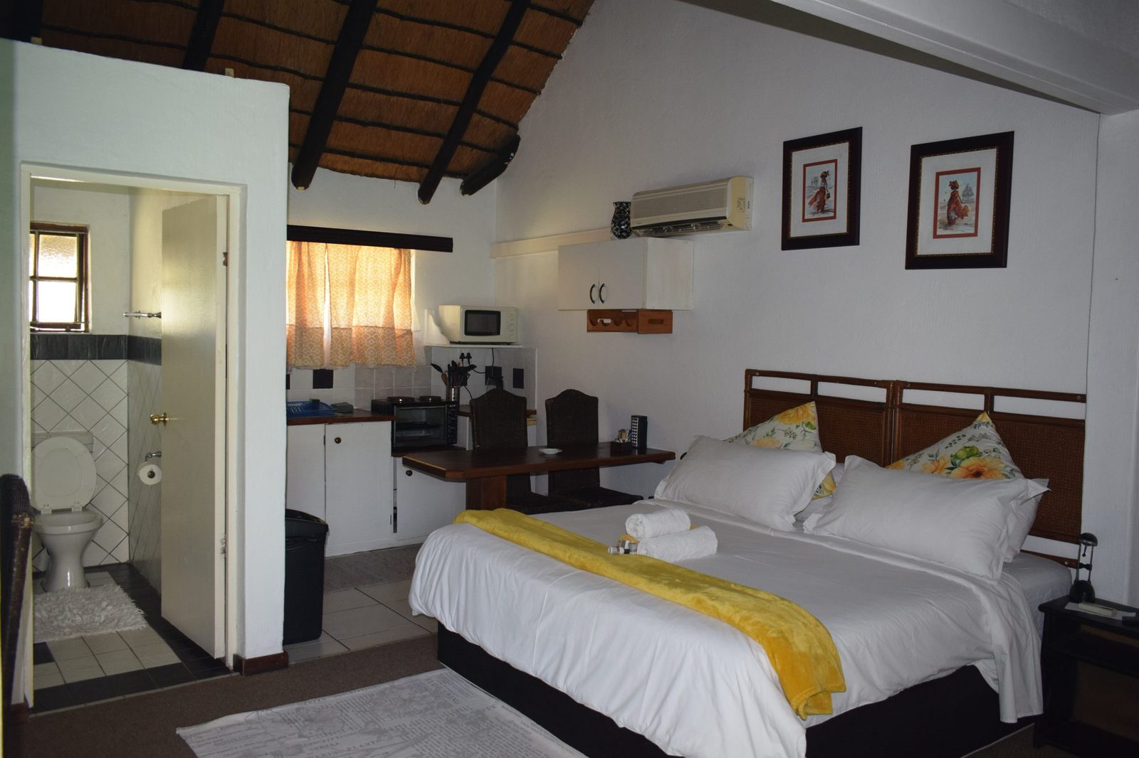 Bachelor room 2 with bed, kitchenette and en-suite