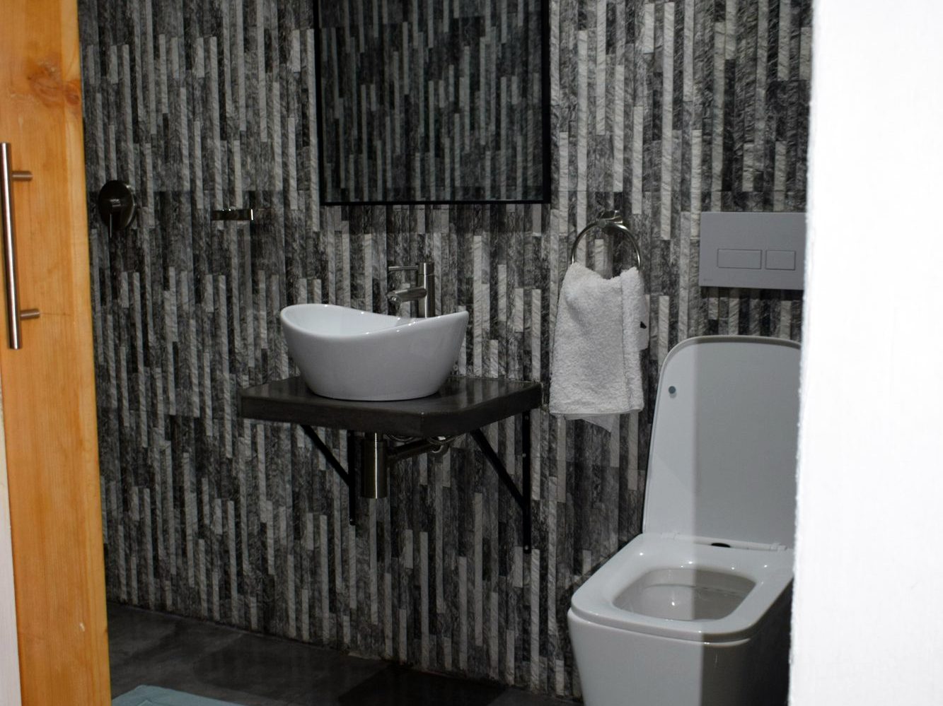 Poolside room 6 walk-in shower