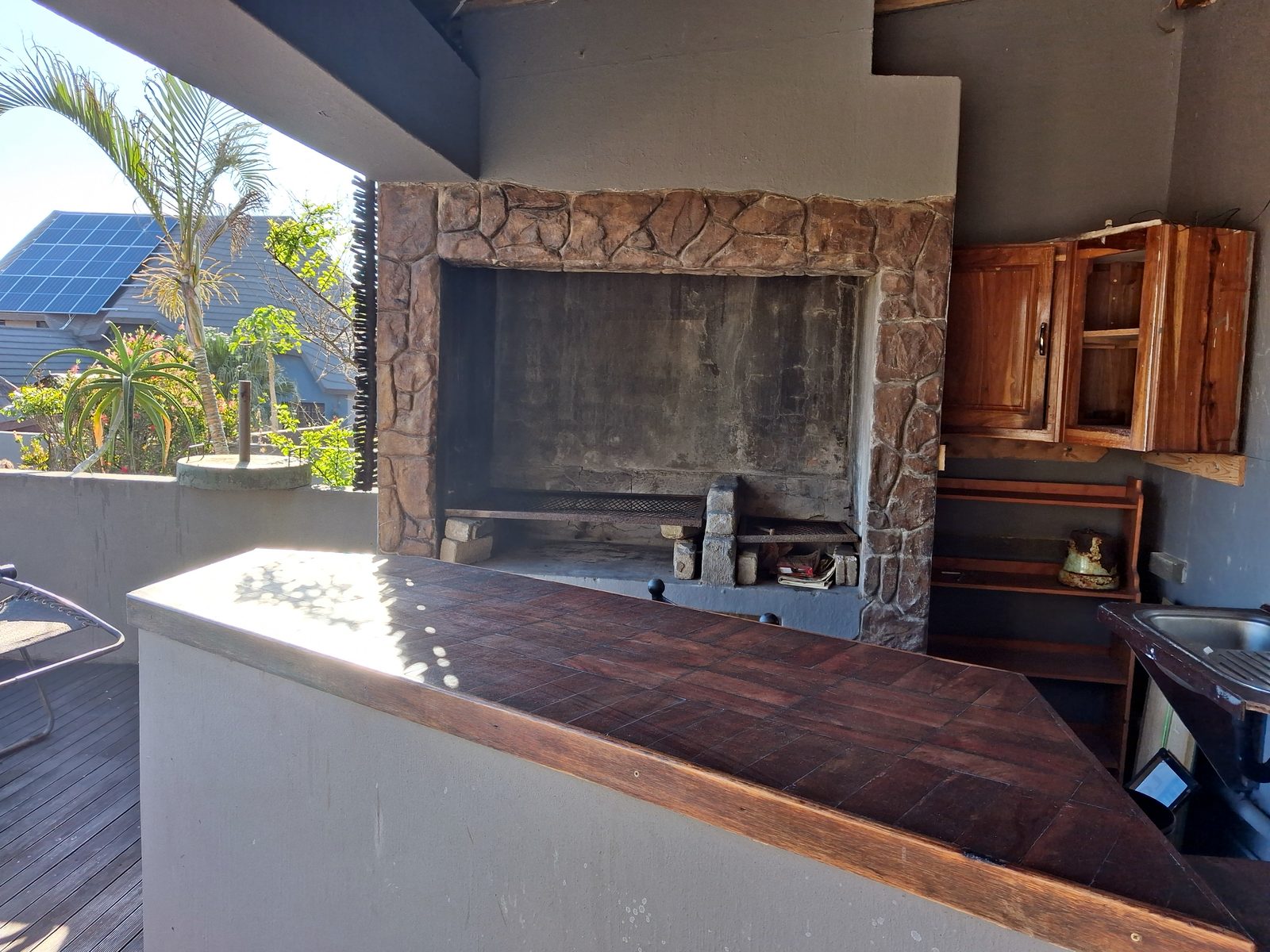 The braai and bar counter by the pool