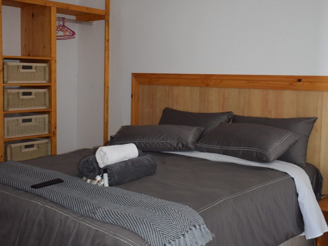 Poolside room 7 with queen bed